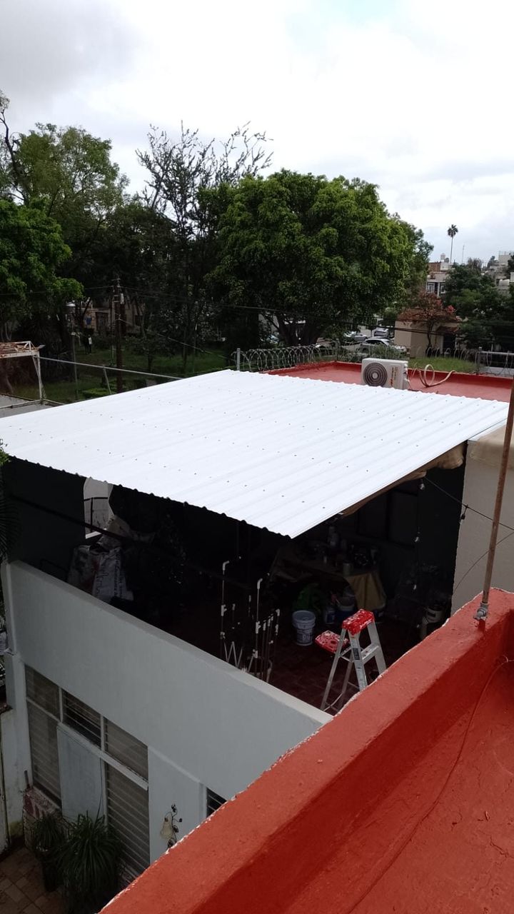 Techo de lámina blanca instalada sobre patio de trabajo